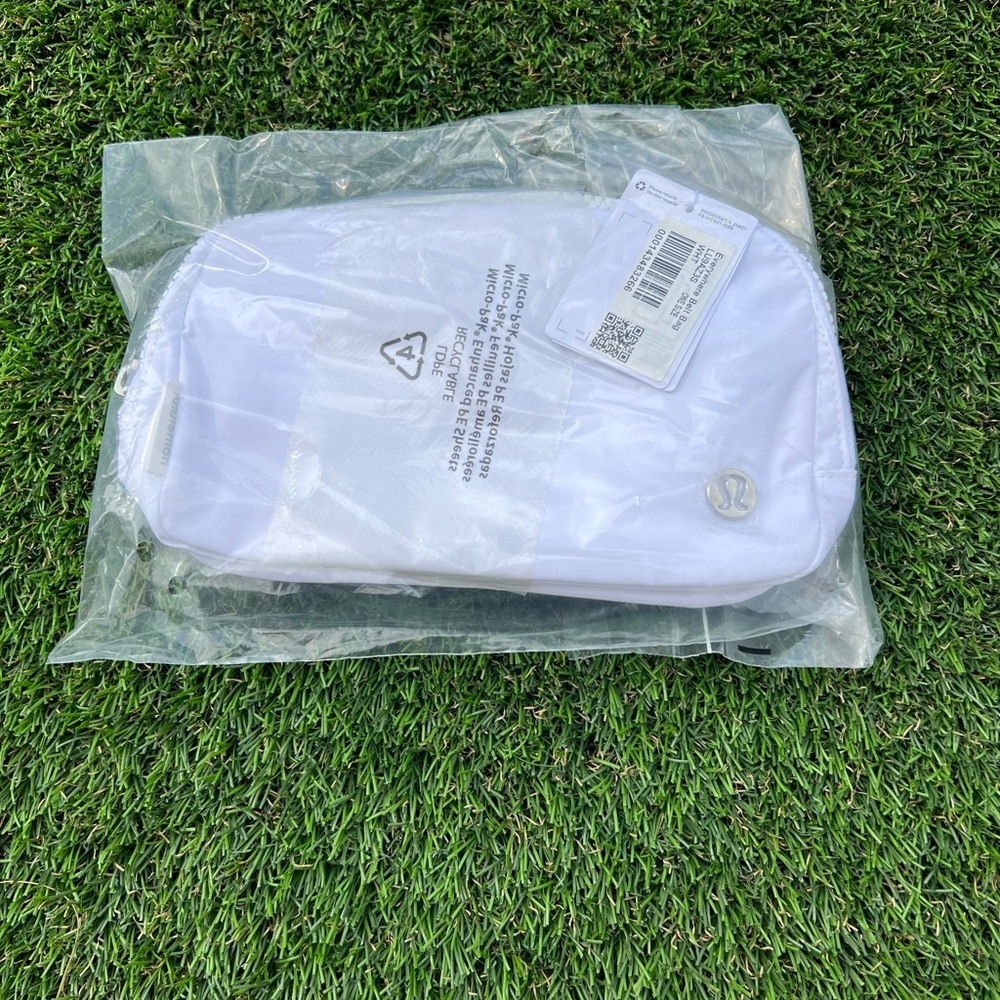 NWT LULULEMON WHITE BELT BAG - Picture 6 of 7